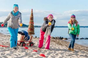 Strandbossel-Tour, Weihnachtsfeier an der Ostsee mit Teamevent Strandbosseln und Eisstockschießen oder Teamevent Ostsee Fackelwanderung zur Weihnachtsfeier an der Ostsee in Timmendorfer Strand Travemünde